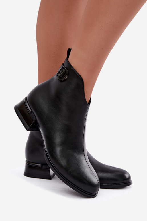 Botins isolados com tiras decorativas na cor preta Vinceza 58692