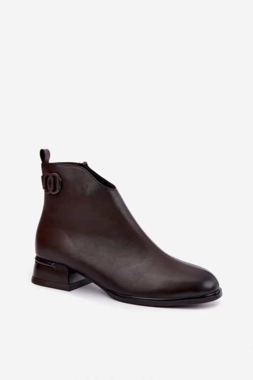Botins isolados com tiras decorativas na cor chocolate Vinceza 58692