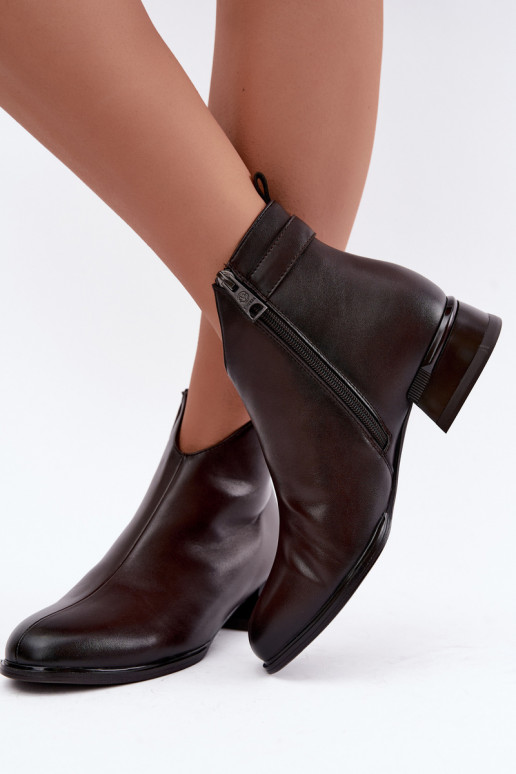 Botins isolados com tiras decorativas na cor chocolate Vinceza 58692