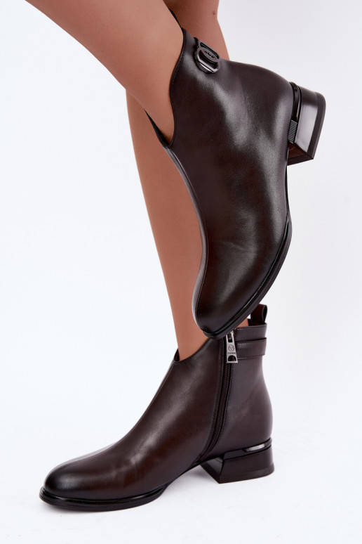 Botins isolados com tiras decorativas na cor chocolate Vinceza 58692