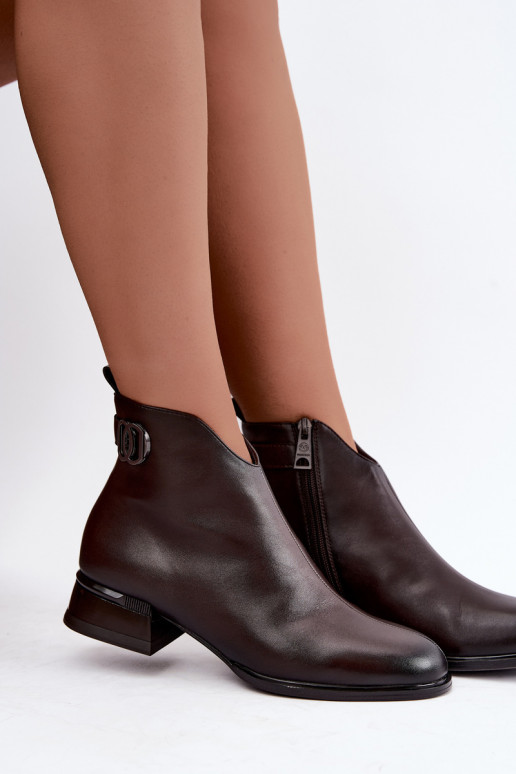 Botins isolados com tiras decorativas na cor chocolate Vinceza 58692