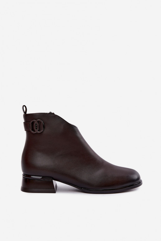 Botins isolados com tiras decorativas na cor chocolate Vinceza 58692