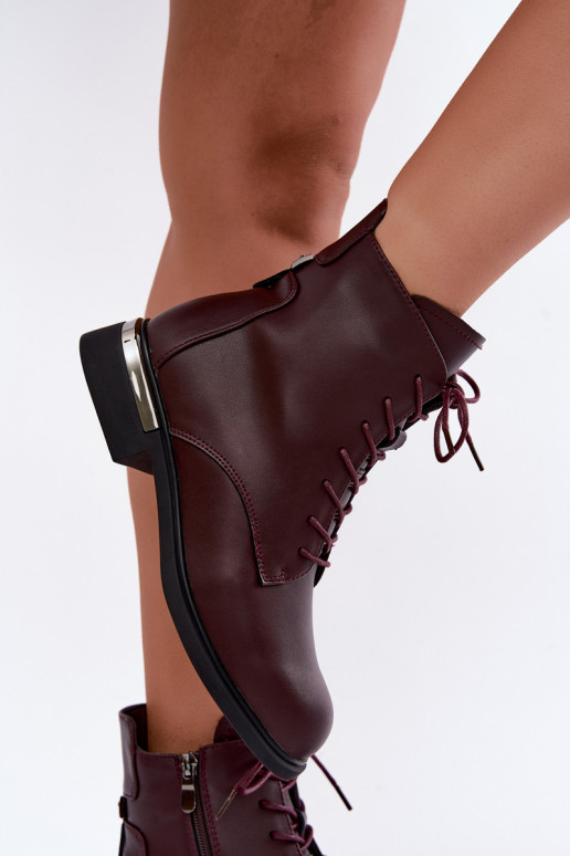 Botins de couro isolados com saltos largos na cor bordô Vinceza 86450