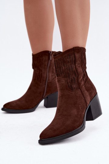 Botins com elementos recortados isolados na cor chocolate Salinae 2