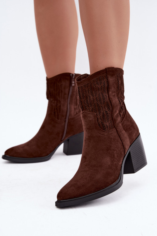 Botins com elementos recortados isolados na cor chocolate Salinae