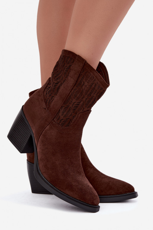 Botins com elementos recortados isolados na cor chocolate Salinae