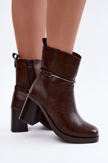 Botins de couro femininos isolados com saltos e saltos decorados na cor chocolate Gracelle