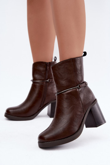 Botins de couro femininos isolados com saltos e saltos decorados na cor chocolate Gracelle 2