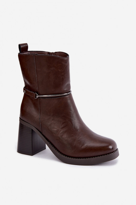 Botins de couro femininos isolados com saltos e saltos decorados na cor chocolate Gracelle