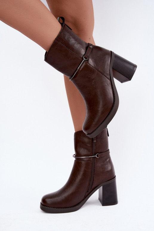 Botins de couro femininos isolados com saltos e saltos decorados na cor chocolate Gracelle