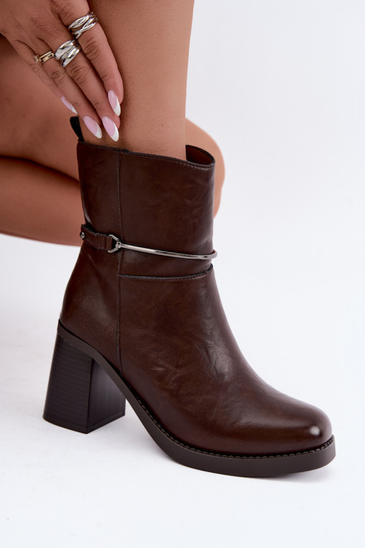 Botins de couro femininos isolados com saltos e saltos decorados na cor chocolate Gracelle