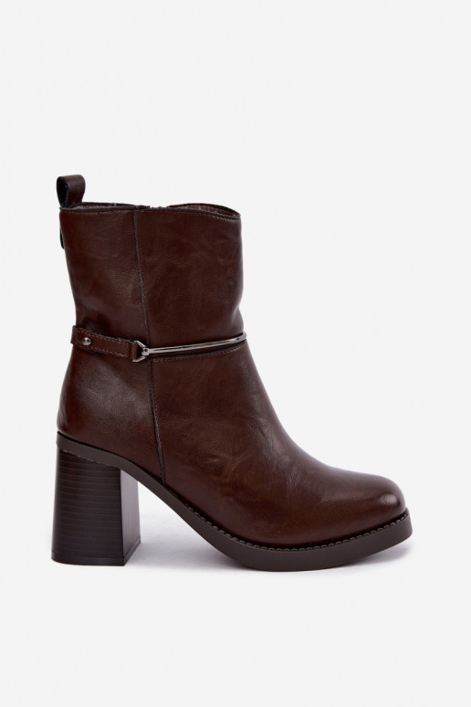 Botins de couro femininos isolados com saltos e saltos decorados na cor chocolate Gracelle