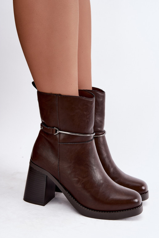 Botins de couro femininos isolados com saltos e saltos decorados na cor chocolate Gracelle