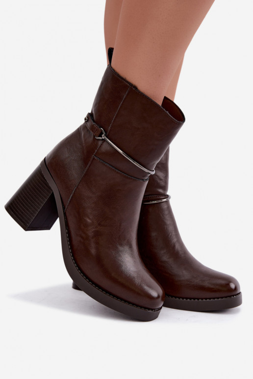 Botins de couro femininos isolados com saltos e saltos decorados na cor chocolate Gracelle