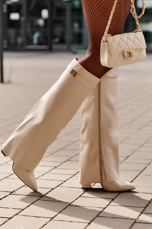 botas altas femininas com inserções em couro sintético e saltos na cor marfim Avamora