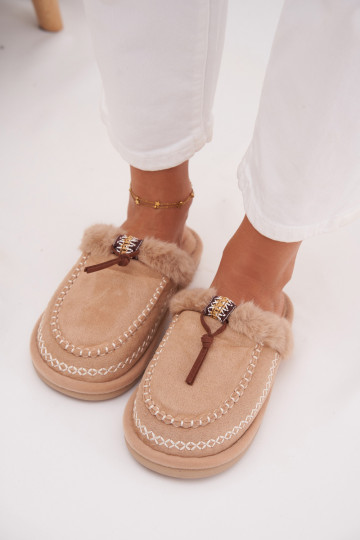 chinelo feminino com pelúcia e anéis bordados na cor areia Perivelle