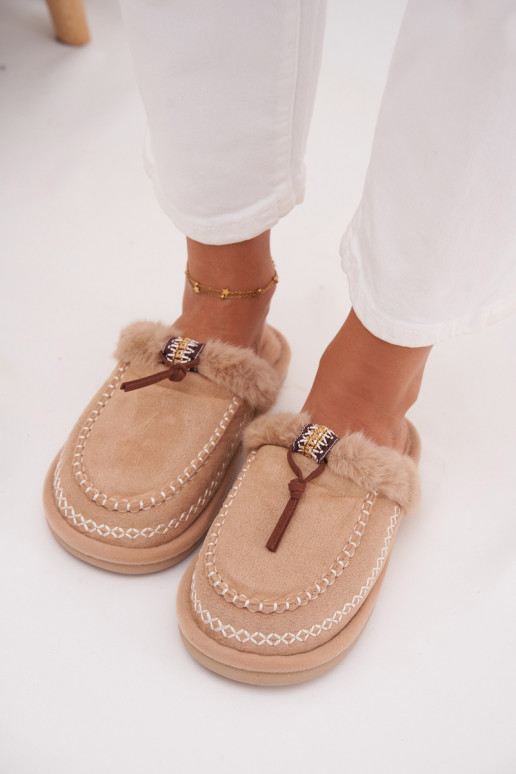 chinelo feminino com pelúcia e anéis bordados na cor areia Perivelle