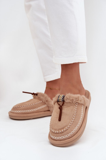 chinelo feminino com pelúcia e anéis bordados na cor areia Perivelle 2