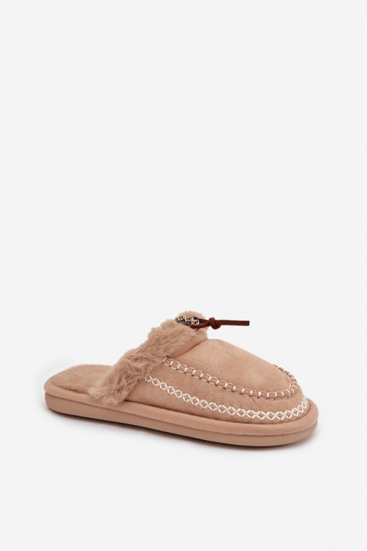 chinelo feminino com pelúcia e anéis bordados na cor areia Perivelle