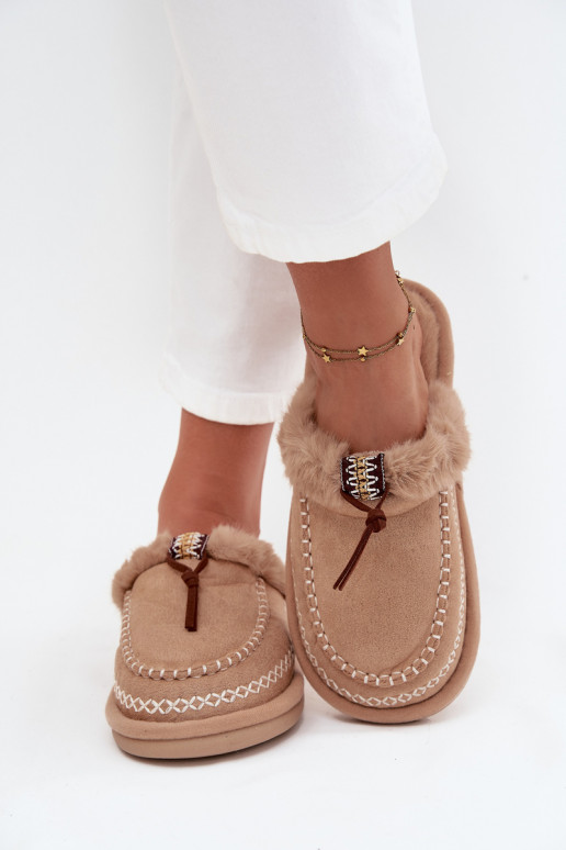 chinelo feminino com pelúcia e anéis bordados na cor areia Perivelle