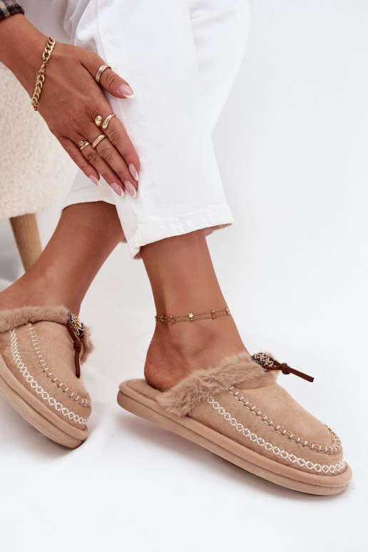 chinelo feminino com pelúcia e anéis bordados na cor areia Perivelle