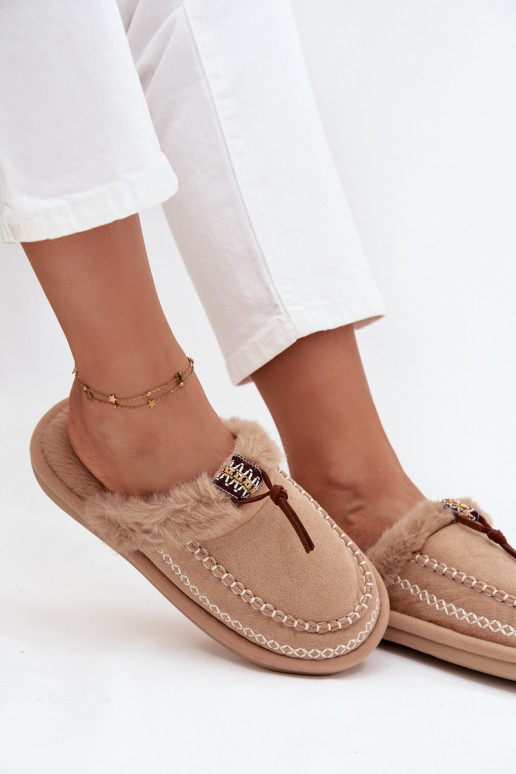 chinelo feminino com pelúcia e anéis bordados na cor areia Perivelle