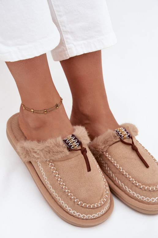 chinelo feminino com pelúcia e anéis bordados na cor areia Perivelle