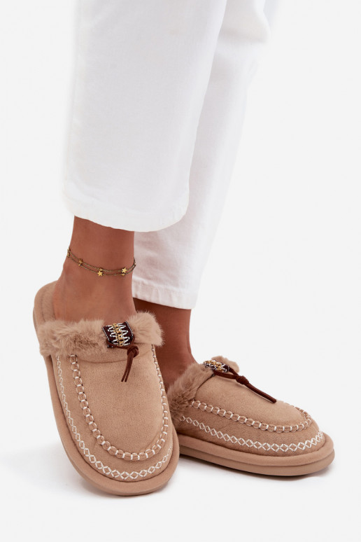 chinelo feminino com pelúcia e anéis bordados na cor areia Perivelle