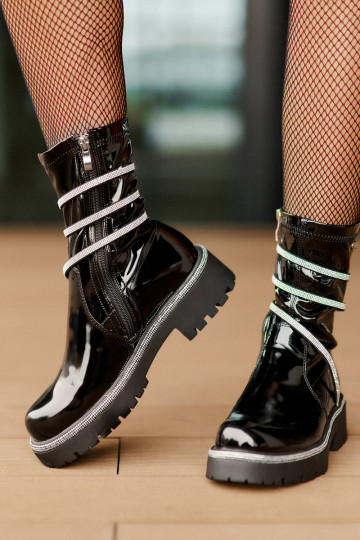 Botins envernizados com decoração em preto Kikizelle 2