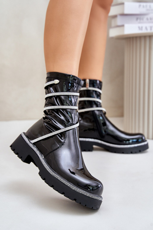Botins envernizados com decoração em preto Kikizelle