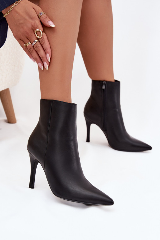 Botins femininos isolados com saltos finos, em couro sintético, em preto Nolisse