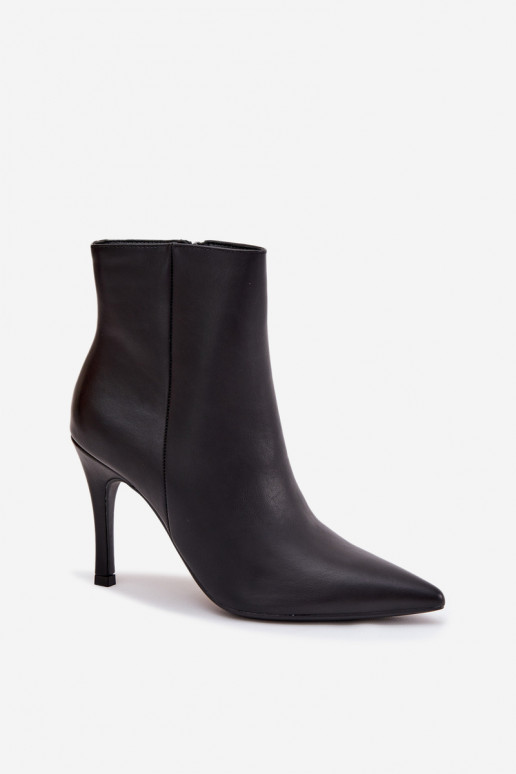 Botins femininos isolados com saltos finos, em couro sintético, em preto Nolisse