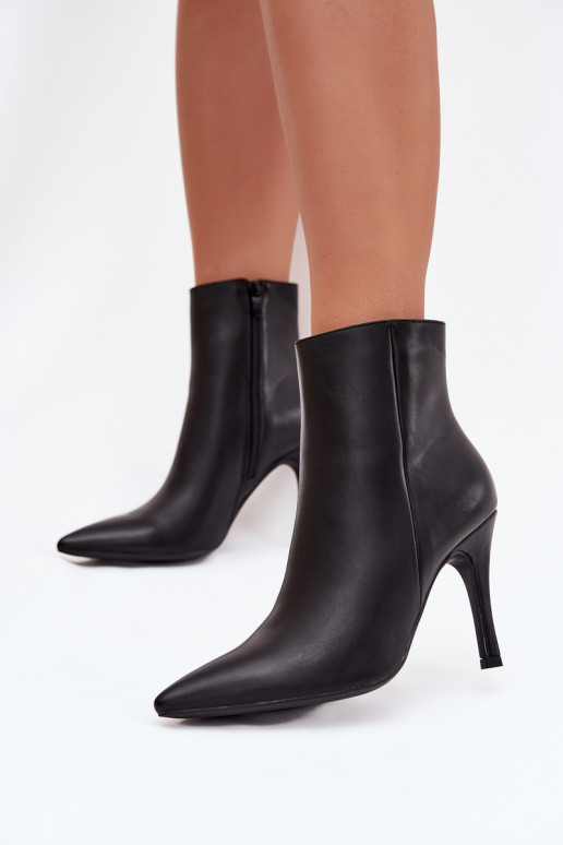 Botins femininos isolados com saltos finos, em couro sintético, em preto Nolisse