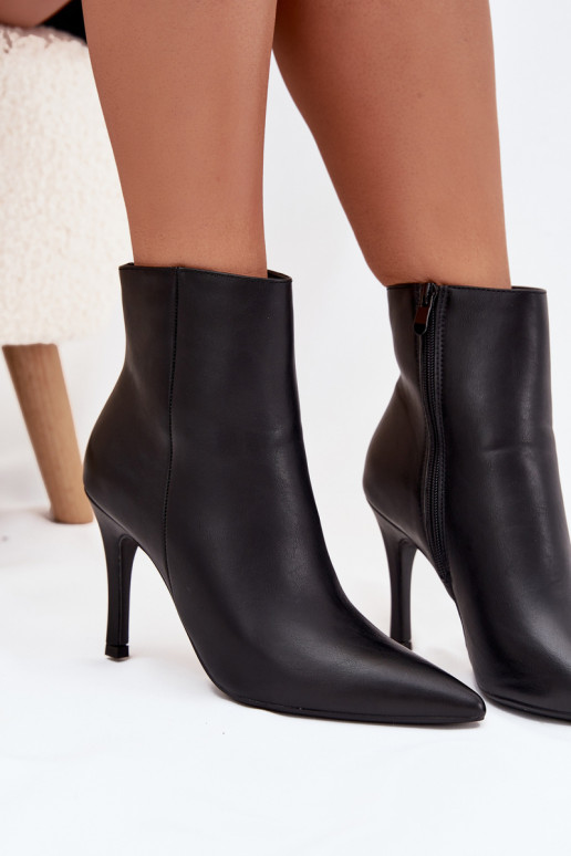 Botins femininos isolados com saltos finos, em couro sintético, em preto Nolisse
