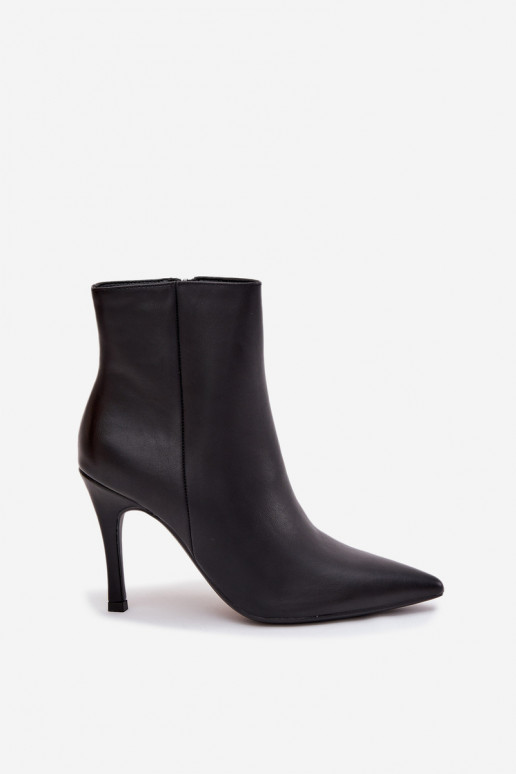 Botins femininos isolados com saltos finos, em couro sintético, em preto Nolisse
