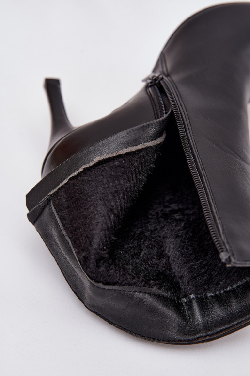 Botins femininos isolados com saltos finos, em couro sintético, em preto Nolisse