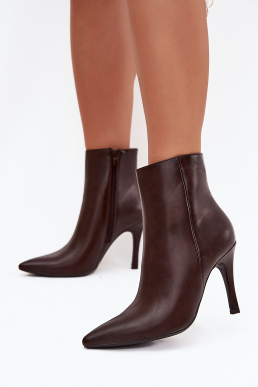 Botins femininos isolados com saltos finos, em couro sintético, em chocolate Nolisse