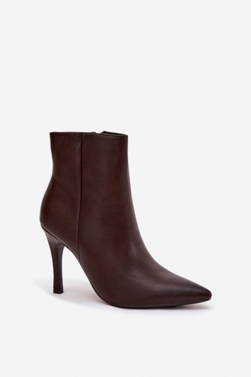 Botins femininos isolados com saltos finos, em couro sintético, em chocolate Nolisse
