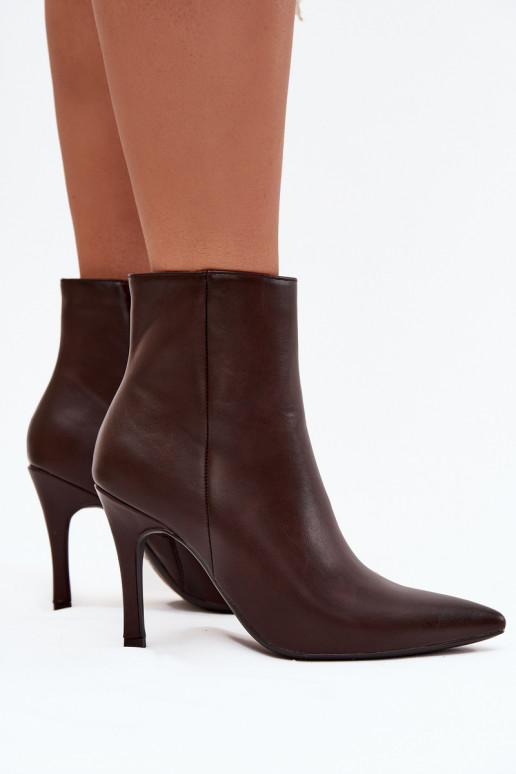 Botins femininos isolados com saltos finos, em couro sintético, em chocolate Nolisse