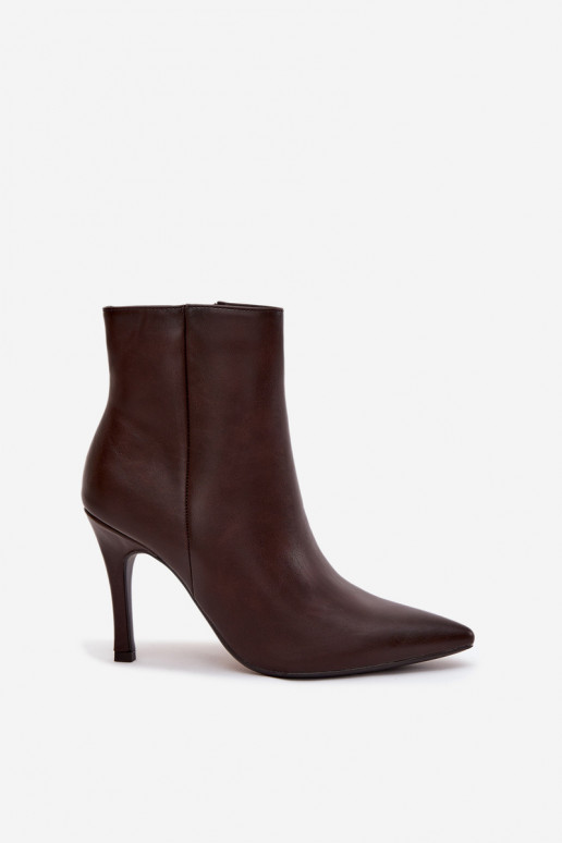 Botins femininos isolados com saltos finos, em couro sintético, em chocolate Nolisse