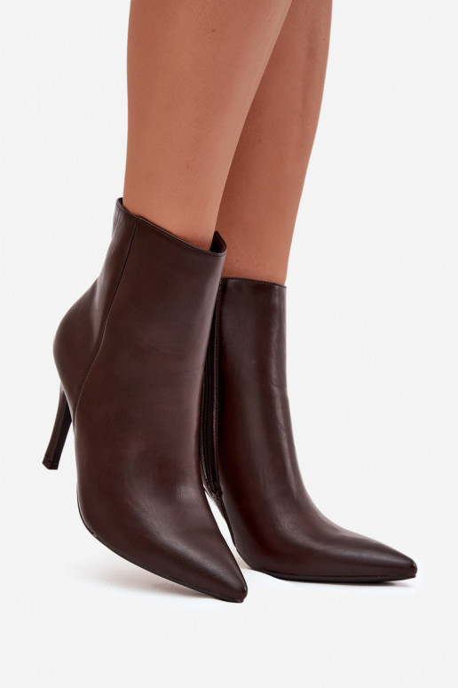 Botins femininos isolados com saltos finos, em couro sintético, em chocolate Nolisse
