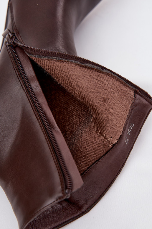 Botins femininos isolados com saltos finos, em couro sintético, em chocolate Nolisse