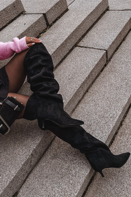 Botas acima do joelho femininas slip-on com salto fino em preto Ysolienne