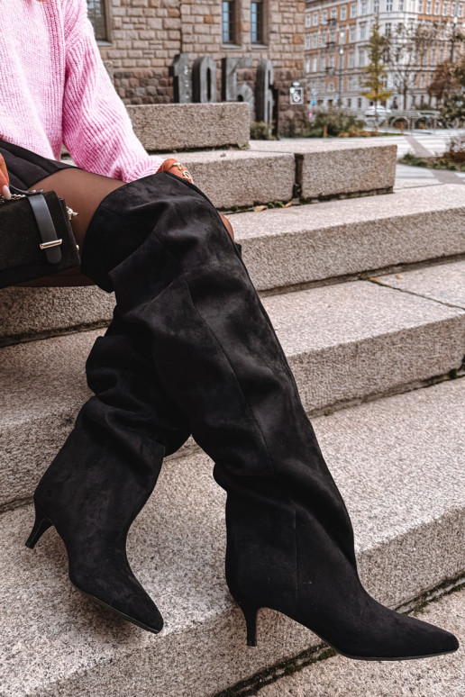 Botas acima do joelho femininas slip-on com salto fino em preto Ysolienne
