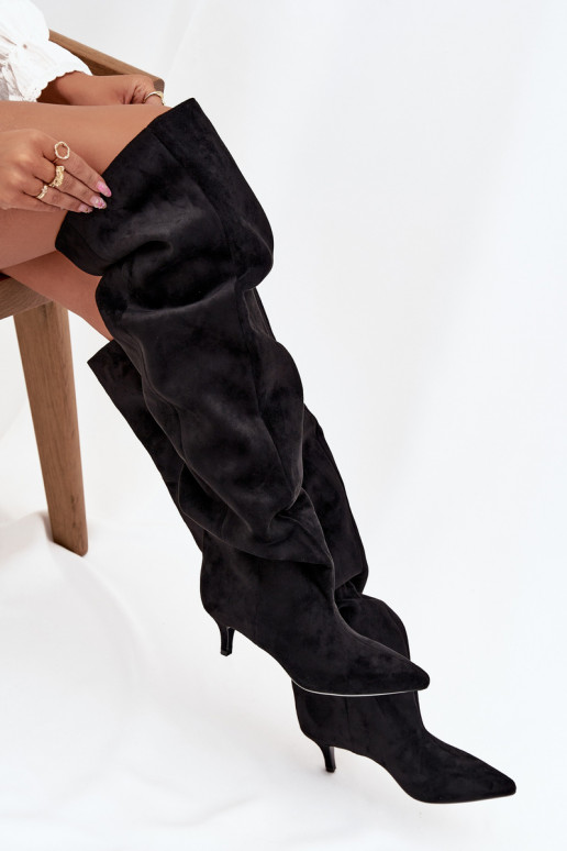 Botas acima do joelho femininas slip-on com salto fino em preto Ysolienne