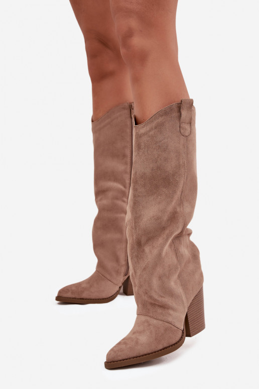 Botas acima do joelho isoladas em estilo cowboy com salto, em camurça sintética, em areia