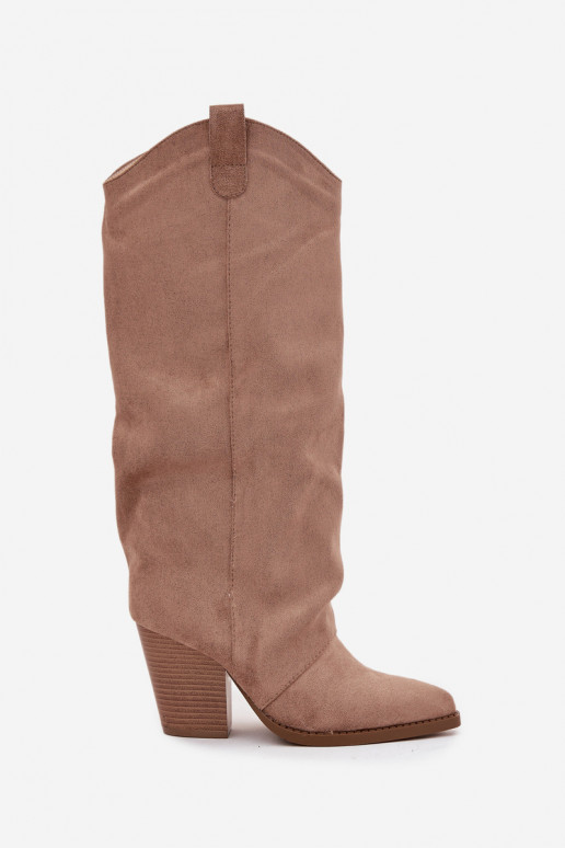 Botas acima do joelho isoladas em estilo cowboy com salto, em camurça sintética, em areia