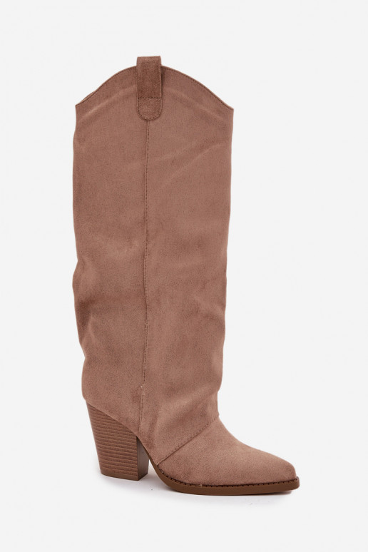 Botas acima do joelho isoladas em estilo cowboy com salto, em camurça sintética, em areia