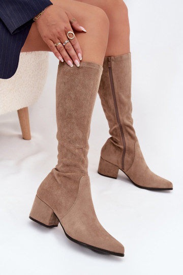 Botas femininas de cano alto com salto baixo em camurça sintética na cor areia Sergio Leone KZ212