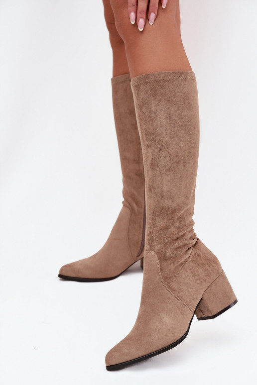 Botas femininas de cano alto com salto baixo em camurça sintética na cor areia Sergio Leone KZ212